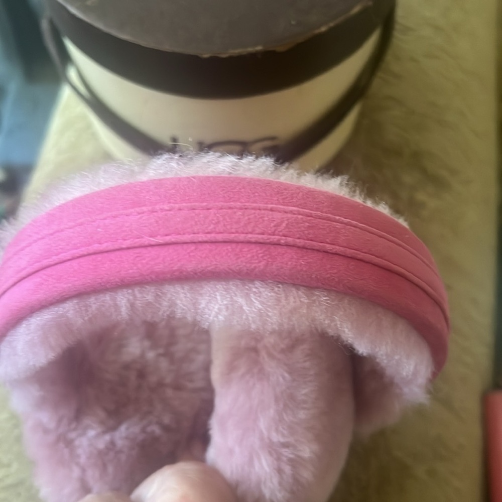 Pink UGG Earmuffs with the faux shearing and suede Cone with box - Picture 6 of 7